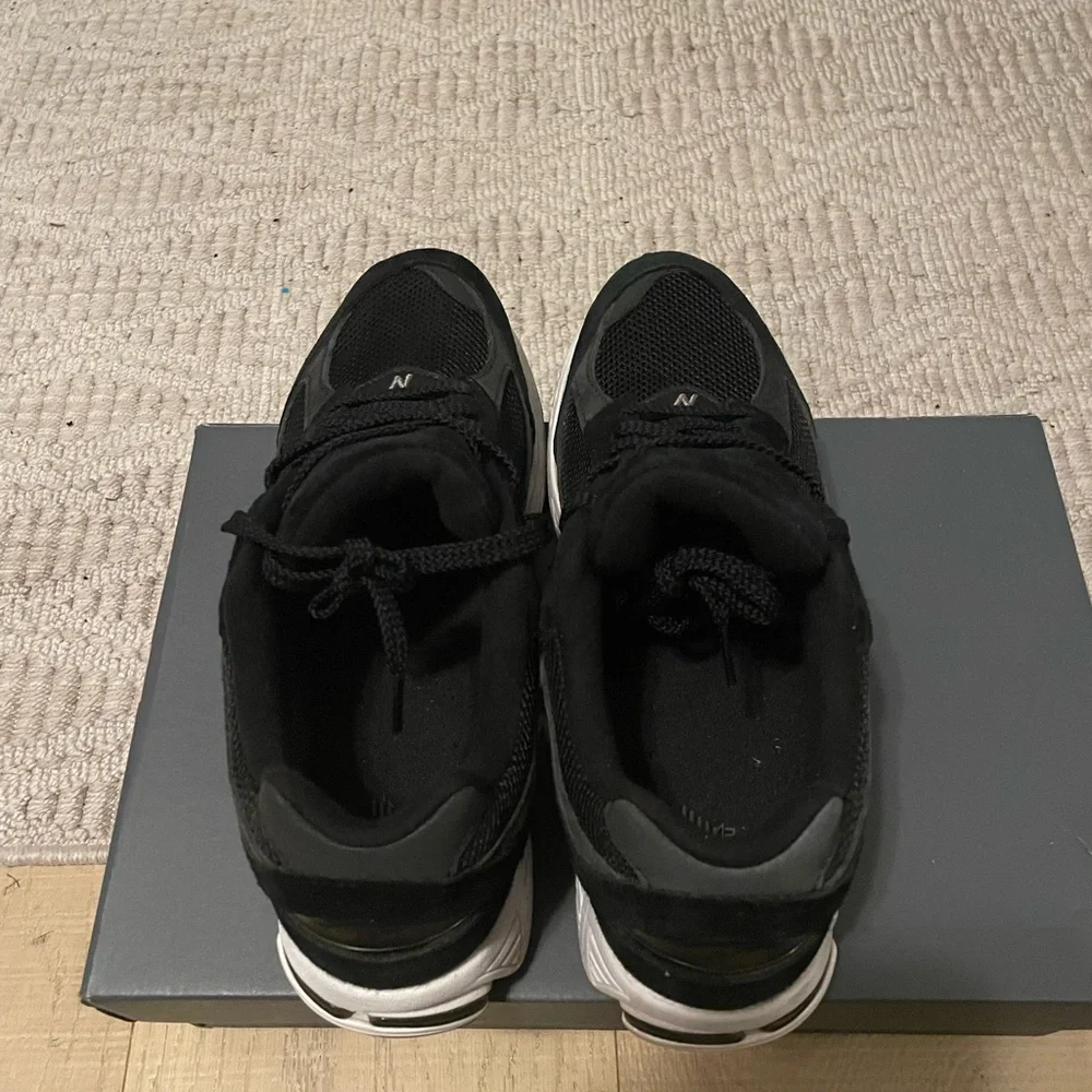 New Balance Men’s Black 2002R - Picture 2 of 8